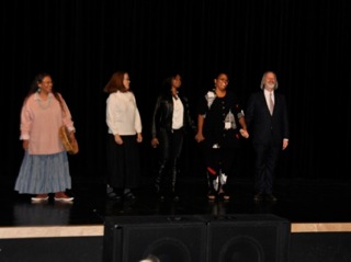 The actors take a bow!